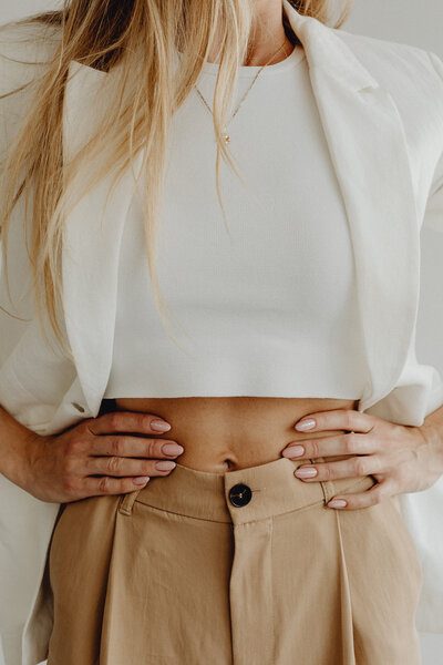 kaboompics_minimal_fashion_-_unrecognizable_woman_in_beige_trousers_1